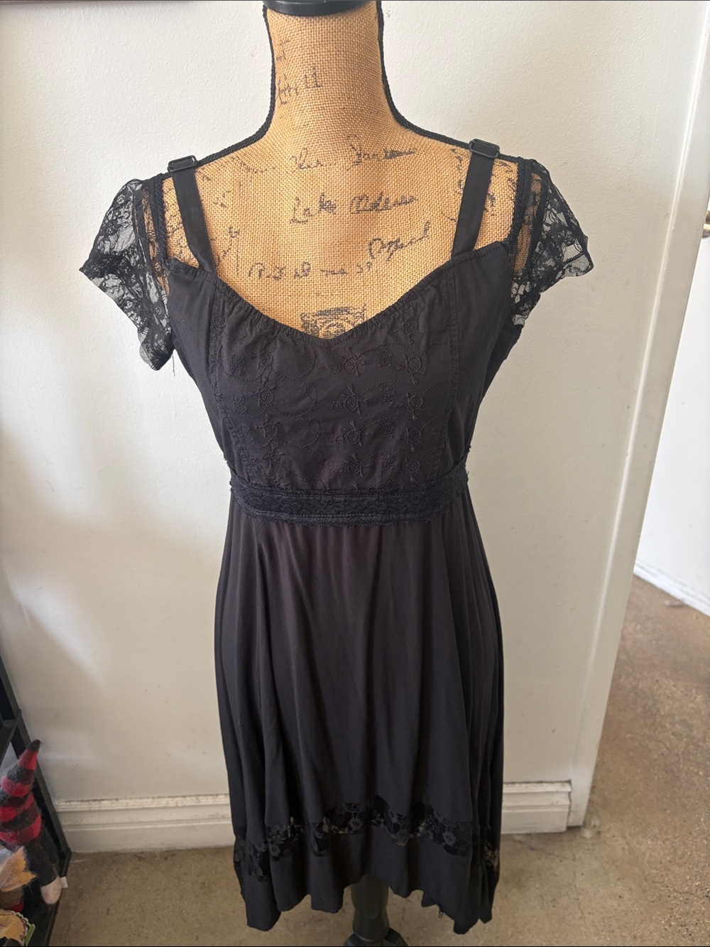 Black Lace Cold-Shoulder Midi Dress - Picture 5 of 6